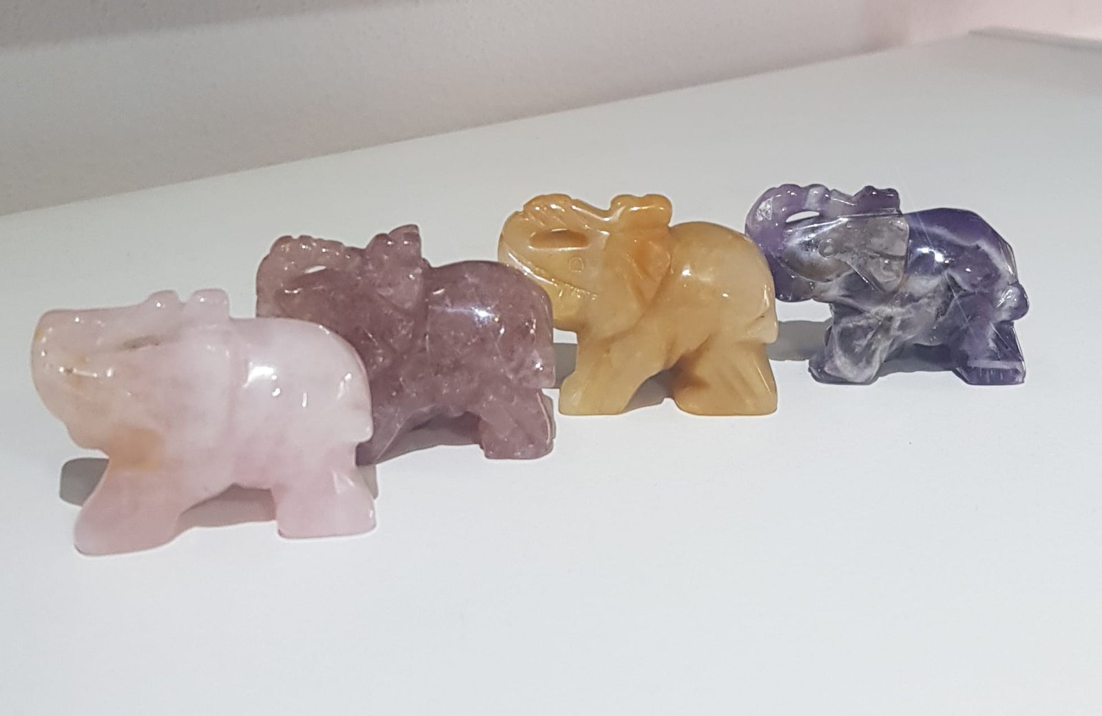 PEDRAS NATURAIS EM FORMATO DE ELEFANTE